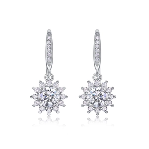 S925 Silber Tropfenohrringe mit Sonnenblumen Labor-Diamant und Spiegelreflexion auf weißem Grund