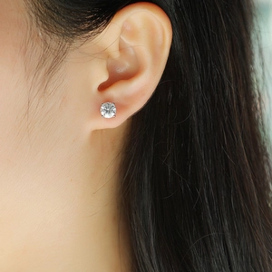 Klassieke 925 zilveren diamant oorknopjes met vier klauwen op model voor een elegante look