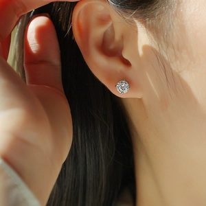 Detailopname van sprankelende 1ct moissanite oorknop met 4 klauwen in het zonlicht