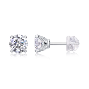 Close-up van 1ct moissanite oorstekers met klassieke zilveren zetting met vier klauwen