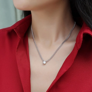 Nahaufnahme der S925 Silber Cuban Kette mit brillantem Moissanit Solitär-Anhänger