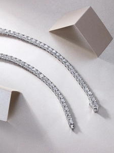 Detaillierte Nahaufnahme einer Tennis-Halskette aus Sterlingsilber mit Moissanit-Steinen