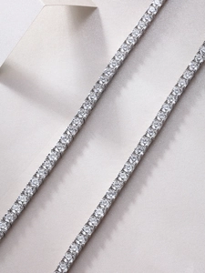 Nahaufnahme der S925 Sterling Silber Tennis Kette mit brillanten runden Moissanit Steinen