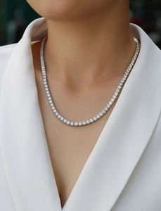 Nahaufnahme einer S925 Sterling Silber Tennis Kette mit Moissanit auf einem Modell
