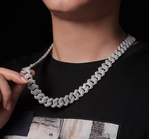 Primer plano de cadena cubana de plata S925 con moissanita brillante en cuello de modelo