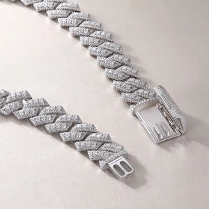 Primer plano de cadena cubana de plata S925 con piedras moissanita brillantes engastadas