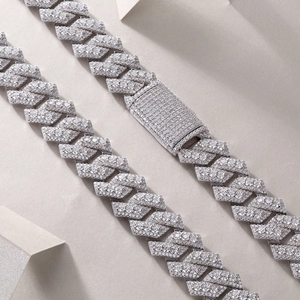 Lujoso collar de cadena cubana de plata S925 con piedras de moissanita en micro-pave