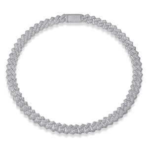 Detalle de cadena cubana de plata con moissanita pavé y cierre rectangular de diseño elegante