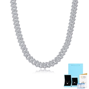 Detalle de cadena cubana de plata S925 con moissanita, caja de regalo y certificado de GRA