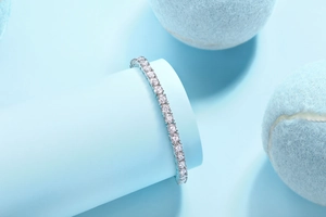 Gedetailleerd beeld van zilveren moissanite tennisarmband op blauwe display