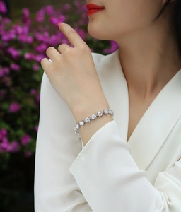 Detailansicht eines S925 Silber-Tennisarmbands mit glitzerndem Moissanit am Handgelenk