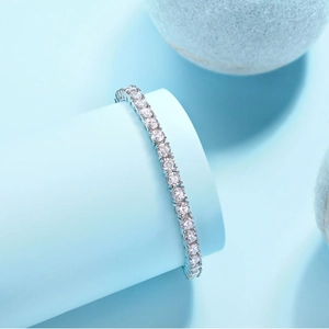 Klassieke S925 zilveren moissanite tennisarmband op een lichtblauwe display voor sieraden