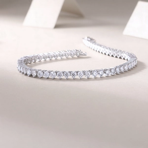 Nahaufnahme des funkelnden Moissanit-Tennisarmband in S925 Silber mit Vier-Krallen-Fassung