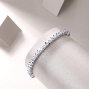 Detailansicht eines S925 Sterling Silber Tennisarmband mit runden Moissanit Steinen