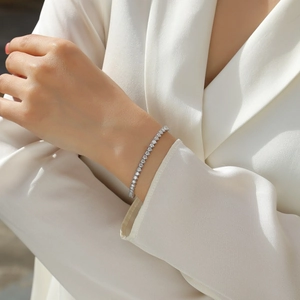 S925 Sterling Silber Moissanit Tennisarmband am Handgelenk mit weißem Blazer