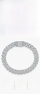 Détail macro du bracelet maille gourmette en argent S925 serti de pierres moissanite