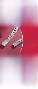 Vue détaillée du bracelet gourmette en argent S925 serti de pierres de moissanite fines