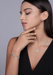 Vue détaillée d'un ensemble bracelet cubain en argent avec bagues et boucles d'oreilles