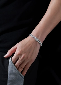 Gros plan d'un bracelet gourmette cubaine hip hop en argent 925 avec pavé de moissanite