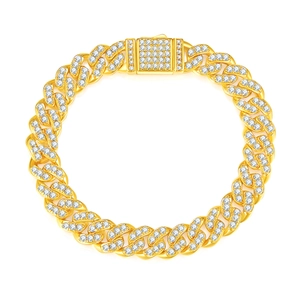 Gros plan d'un bracelet gourmette doré avec pavage de zircons sur le fermoir carré