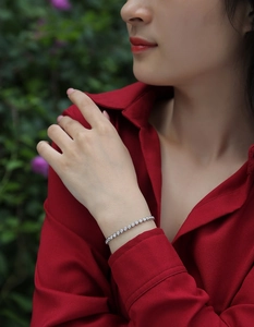 Primo piano del bracciale in argento S925 con moissanite incastonata al polso di una modella