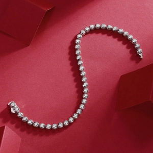 Dettaglio macro del bracciale tennis in moissanite a S con finitura argento