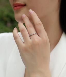Vista dettagliata dell'anello a onda in argento S925 con moissanite sulla mano di modella