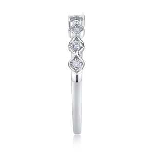 Vista dettagliata dell'anello in moissanite argento 925 con incastonatura a rombo