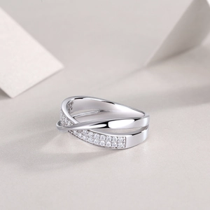 Elegant 925 silver double-layer interlocking ring with sparkling pavé moissanite stones