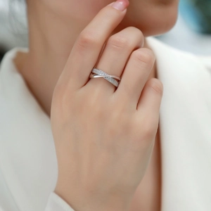 Elegant 925 silver double-layer interlocking ring with sparkling moissanite stones