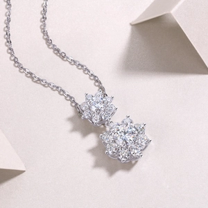 Makro-Detail von S925 Sterling Silber Sonnenblume Halskette mit Moissanit Steinen