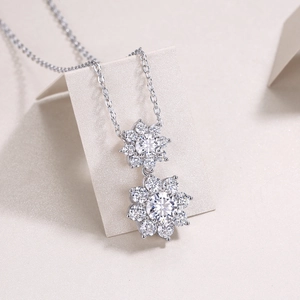 Elegante Halskette mit S925 Silber Sonnenblumen-Anhänger und doppellagigen Moissanit-Steinen