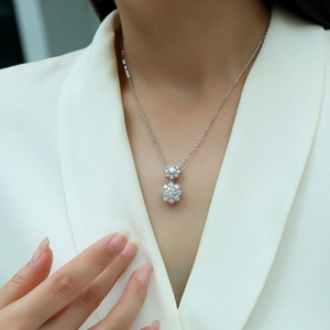 Eleganter S925 Sterlingsilber Sonnenblumen-Anhänger Halskette mit glitzernden Moissaniten