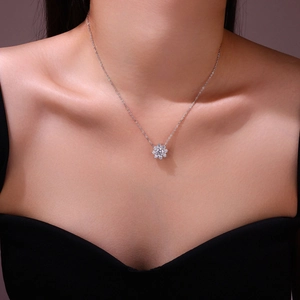Élégant collier en argent sterling S925 avec pendentif tournesol sur le cou d'une femme