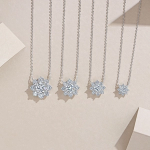 Collier minimaliste en argent S925 avec pendentif fleur de soleil en moissanite en quatre tailles