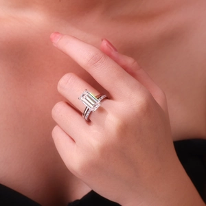 Lussuoso anello in argento S925 con moissanite taglio smeraldo e diamanti pavé