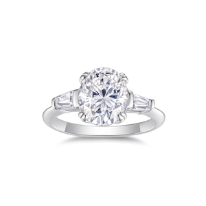 Dettaglio anello in argento S925 con moissanite ovale e pietre laterali a trapezio