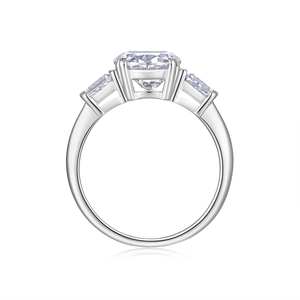 Anello classico in argento S925 con moissanite taglio cushion e pietre trapezoidali