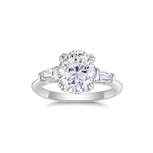 Anello in argento S925 con moissanite ovale e pietre laterali a trapezio, finitura lucida