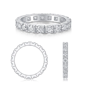 Anello eternity in argento S925 con moissanite a taglio circolare e montatura a quattro griffe