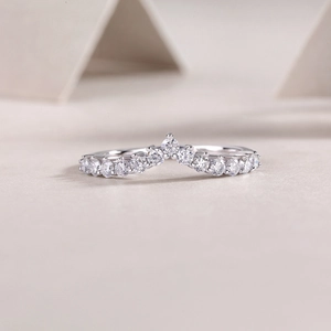 Détail d'une bague en argent S925 en forme de V sertie de moissanite sur socle en velours
