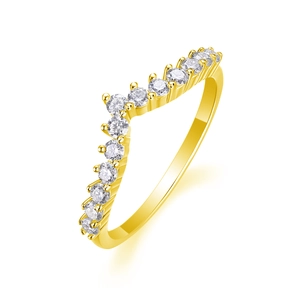 Vue macro détaillée de la bague en forme de V plaquée or sertie de pierres scintillantes