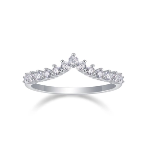 Vue macro détaillée de la bague en argent massif S925 en forme de V sertie de 13 moissanites