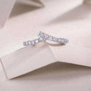 Λήψη macro από δαχτυλίδι V από ασήμι 925 με pavé moissanite και γυαλιστερό μέταλλο