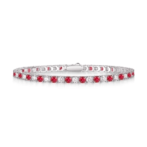 Detailaufnahme eines silbernen Tennisarmbands mit roten Rubinen und klaren Steinen