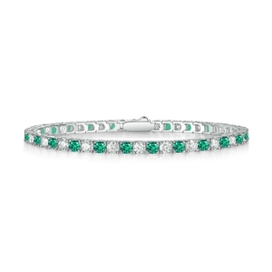 Detailansicht eines S925-Silberarmbands mit grünen und weißen Moissanit-Steinen
