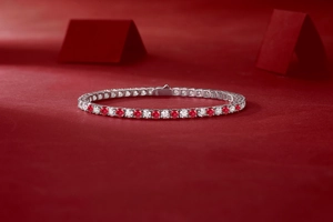 Detail eines S925 Sterlingsilber Tennisarmband mit roten und weißen Edelsteinen
