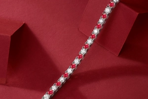Nahaufnahme des S925 Silber Tennisarmbands mit roten Rubinen und weißen Moissanit Steinen