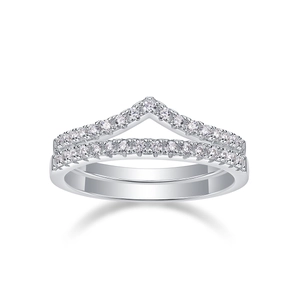 S925 sterling silver moissanite ring set featuring a V-shaped chevron and eternity band