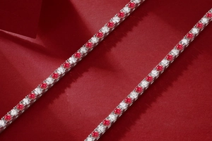 Nahaufnahme des S925 Silberarmbands mit abwechselnd roten und weißen Steinen